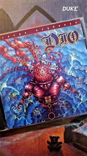 Dio - Strange Highways Released on Oct. 25, 1993 🇺🇸 Freshly out of #BlackSabbath (again), #Dio came back with a darker tone, yet powerful and catchy songs 🔥 New guitarist Tracy G and bassist Jeff Pilson inject a sharper edge. Love 90s era Dio! #Dio #RonnieJamesDio #StrangeHighways #recordoftheday #vinylcollection | Duke TV