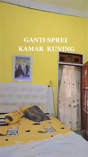 Mengganti Sprei Kamar Kuning yang Estetik