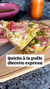 👉QUICHE A LA POÊLE express et équilibrée sans four et prête en moins de 15min🔥 👉 Double-tape si tu veux plus de recettes express et équilibrées ✨ Sans gluten et riche en protéines elle est parfaite pour un dîner rapide, un brunch improvisé sans passer des heures en cuisine 🍽️ 📝 Ingrédients pour 2 personnes - 4oeufs - 2 galettes de sarrasin - 150g de tomates cerises - 100g de mozzarella - 4 petites tranches de speck - 3cc de pesto 👩‍🍳 Préparation ➡️ Dans une poêle, déposer les deux galette