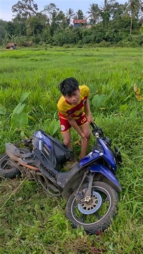 Alie nyungsep di sawah🤣🤣🤣⁉️ #trandingshorts