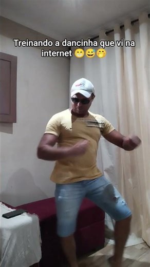 Treinando a dancinha que vi na internet 😁😅😜