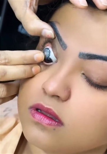 The Benefits of Blue Contact Lenses