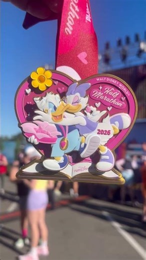 Walt Disney World Half Marathon Medal 💕 | Donald & Daisy Steal the Show
