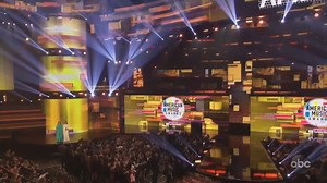 Mariah Carey玛利亚凯莉十年重回AMA舞台，全球首演#WithYou#，逆天颜值+华丽的舞美+超棒嗓音状态！！！