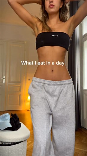 Lisa Poglitsch on Instagram: "Anzeige | Neues What I eat in a day 🥯 Gymfits: @dfyne.official Code „LISA“ Protein: @morenutrition.de Code ,LP“ für max Rabatt"
