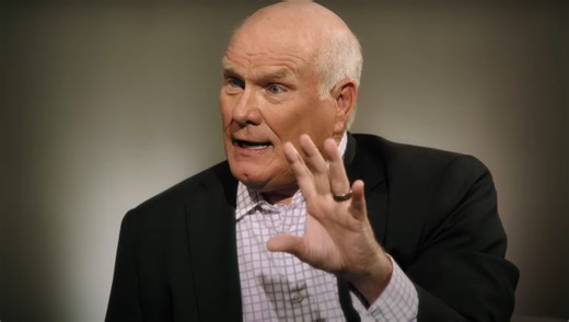 “I Couldn’t Beat This Guy” – NFL Legend Terry Bradshaw Recalls Backing Up ‘Duck Dynasty’s’ Phil Robertson In College | Whiskey Riff