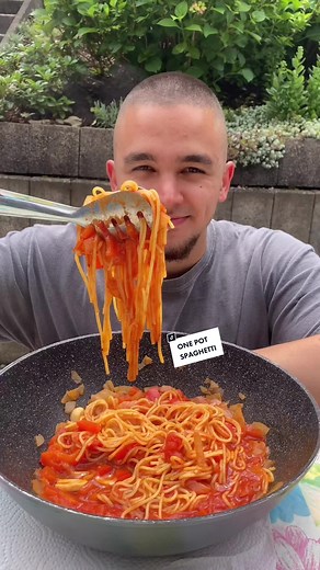 #onepot #spaghetti #spaghettinoodle #noodle #pasta #onepotmeals #onepotrecipe #onepotpastameals #kenandesu #fyp #viraltiktok #viralvideo #viral #fypシ