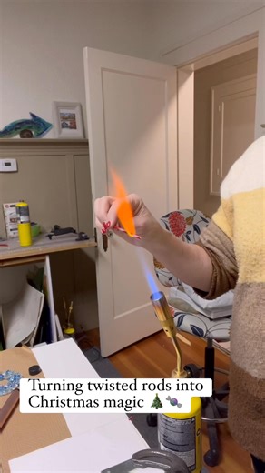 I needed some sweet little candy canes for a project, so out came the torch! A quick heat on these red white vitrigraph twists… a little flop cool action… then a trim with mosaic cutters — and boom: Perfect tiny candy canes ready for all your festive fused glass projects! It’s honestly wild how easy (and satisfying!) this little process is. If you ever need quick embellishments or holiday bits, twisted rods a torch = total win. What are you working on for Christmas this week? ❤️ #fusedglass #gla