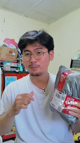 Unboxing iPhone 12 Pro Max Inter😊. mohon maaf bila penjelasan nya masih kurang karna baru pertama kali punya hp iPhone😭, next video aku bakal test kamera nya🤭 . #iphone #iphone12 #iphonesecond #iphoneinter #iphoneinteralloperator