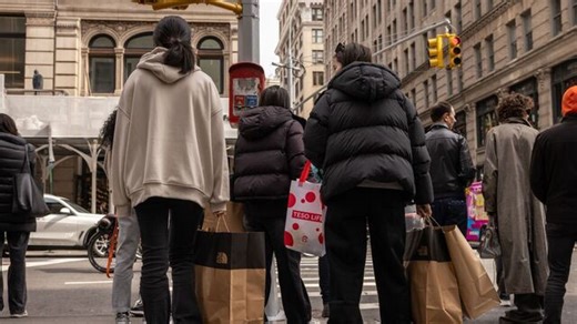 US consumer confidence falls to lowest level since 2014