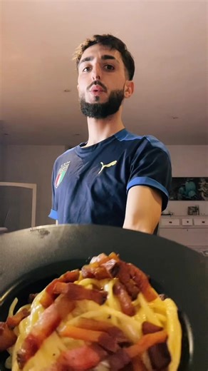 LA VRAIE RECETTE DE LA CARBONARA. ✅ Ingrédients : Guanciale (joue de porc), poivre, œuf et pecorino ! E basta 🤌🏽 ⛔️ A bannir : Crème fraîches, Lardons, Knackie, Gruyère et autres inventions venu du France svp 🚮 (pour le bien de l’Italie) @Nicoló Ferrari on va réussir à leurs faire comprendre que c’est ça la vraie recette e basta 😁 Recette : Tout d’abord, tranchez votre guanciale, pensez à enlever le bas et le haut (pour éviter toutes brûlures), tranchez-les en morceaux selon vos préférences.