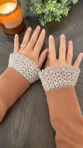 Accessory for sleeves? Would you crochet yourself a pair of these ruffle cuffs? #crochettutorial #crochetsleeves #crochetaccessories | KnitcroAddict