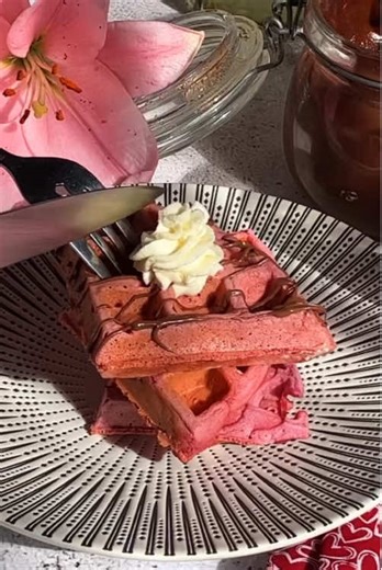 Pink waffles — naturally 💕 No food dye, just real beets and simple ingredients. Perfect for Valentine’s Day brunch. Full printable recipe is on my website ✨ https://www.thefoodkooky.com/dye-free-pink-waffles/ . . . #waffles #brunch #valentinesday #nofooddyes #beets