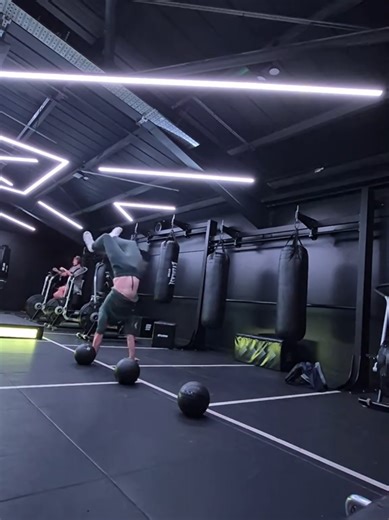 1km challange 1 follower = 1cm help me walk 1km on my hands#1km #handstandwalking #handstandchallange #1cmforeveryfollower #handstandwalk