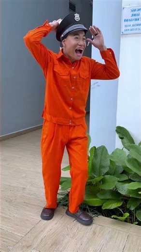 SH - Tù nhân lấy nhầm đồ của cảnh sát || Prisoner dressed in police uniform #shorts