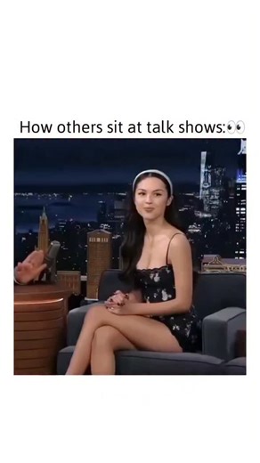 enseñarte vids on Instagram: "Billie Eilish’s presence on the late-night talk show circuit offers a refreshing departure from the rigid traditions of celebrity interviews. Her distinct sitting style has become a visual trademark that perfectly mirrors her artistic philosophy. While the standard guest often adopts a polished, upright posture designed for the lens, Billie leans into a more slouchy, lived-in aesthetic. Whether she is curling her feet into the chair, leaning back with a relaxed indi