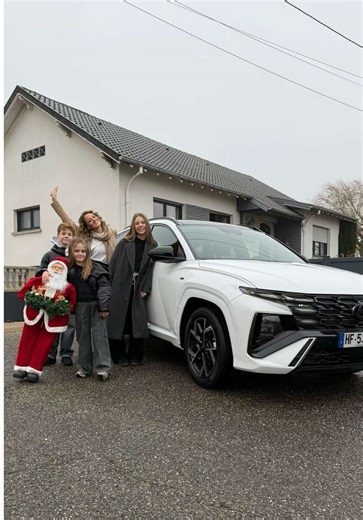 🎄Noël c’est aussi les moments passés en famille, mais aussi sur la route ! Et cet hiver, notre compagnon s'appelle Hyundai TUCSON Hybrid. Ce SUV à tout ce qu'il faut pour des familles avec de la place pour les enfants, du confort pour les parents et une conduite très agréable. Parfait pour les trajets du quotidien comme pour les escapades hivernales. ✨ Merci à @Hyundai France et @theobaldautos pour le prêt du véhicule. * Publicité * #Hyundaifrance #TUCSON #VoitureFamiliale #Noël #MomentsEnFamil