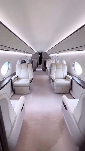 Central Jets on Instagram: "Let‘s have a look inside Gulfstream G700 🛩️ • The G700 is truly a massive aircraft, not only from the outside. The windows are no joke either. They’re the biggest windows on any private jet and offer amazing views. • The cabin features a huge 10ft galley with all the gadgets you could imagine. The seats are more comfortable than your recliner at home and convert into homely beds if you want to make time pass a bit faster on your nonstop 17 hour flight. • The spacey b