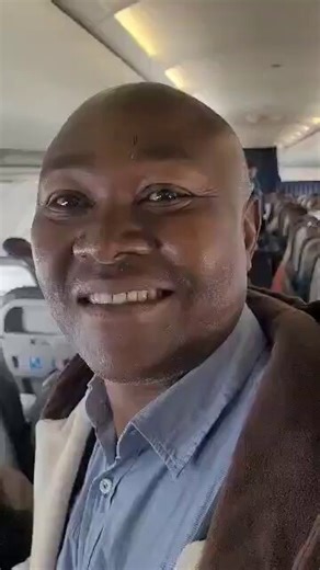 #RDC: #SANTÉ. Miracle à bord : une naissance improvisée sur un vol CAAC’est une scène digne d’un scénario de film, mais bien réelle, qui s’est déroulée à bord d’un avion de la compagnie CAA. Une passagère a donné naissance à son enfant en plein vol, assistée par une équipe de médecins providentiellement présents parmi les passagers.L’événement a transformé le siège des passagers en une véritable salle d’accouchement de fortune. Heureusement pour la maman, quatre médecins dont un pédiatre se trou