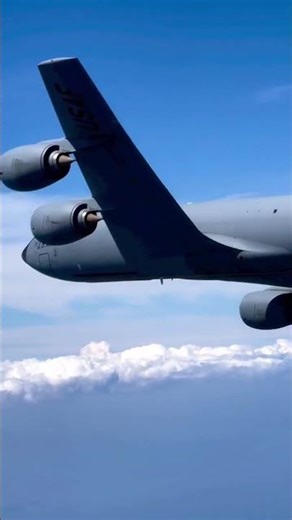 Mid-Air Refueling F-22 Raptors