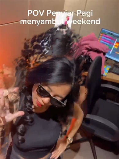 Ini nih ekspresi penyiar pagi tiap hari Jumat, hepi bangeeet! Karna ya besoknya bisa bangun siang 🤣🤣🤣 @dailopez___ #fyp #eksis #viral #fyp #tiktok