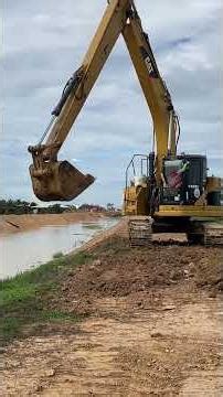 Earth mover in full motion 💥