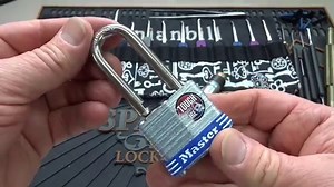 Ouvrir un cadenas Master Lock avec un petit marteau