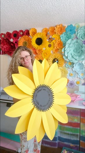 This giant bloom was built to turn heads😍— made with patience, precision, and a whole lotta glue!✂️🌻✨ #papercrafts #papercraft #paperflowers #diycrafts | Floral Flair Studio