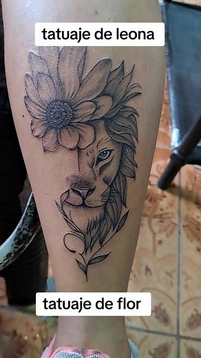 Tatuaje de leona con flores en la pantorrilla