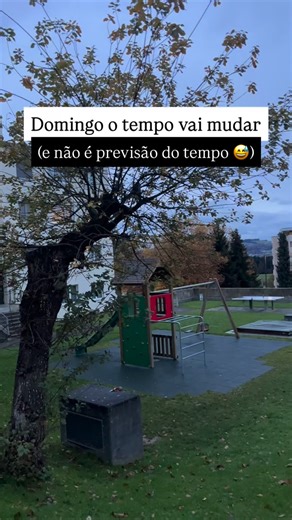 Essa semana sair de casa de manhã parecia cena de filme: tudo escuro, frio e aquela sensação de que o dia nem começou ainda 😅 Aqui na Suíça o sol nasce cada vez mais tarde agora, e o corpo demora pra entender o ritmo do outono Mas neste domingo o relógio volta uma hora Ou seja: ganhamos uma hora a mais de sono (ufa!) e voltamos pro horário de inverno Os dias vão continuar curtinhos, o sol vai embora mais cedo… e, em dezembro, no auge do inverno, o sol nasce depois das 8h30 e se põe lá pelas 16h