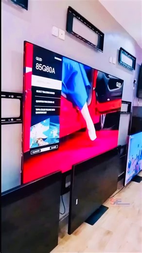 𝗦𝗔𝗠𝗠𝗬𝗦𝗧𝗔𝗥 𝗘𝗟𝗘𝗖𝗧𝗥𝗢𝗡𝗜𝗖𝗦 | Smart TVs | Soundbars | Home Appliances on Instagram: "Samsung 85 inch Q80A QLED 4K Smart TV DIRECT FULL ARRAY BACKLIGHTING: Experience deep blacks and pure whites with an in-screen LED array. OBJECT TRACKING SOUND (OTS): Sound that moves with the action.* * 50” has OTS Lite” QUANTUM PROCESSOR 4K: Elevate your picture to 4K with machine based AI. 100% COLOR VOLUME WITH QUANTUM DOT: A billion stay-true shades of breathtaking color.* *QLED televisions ca