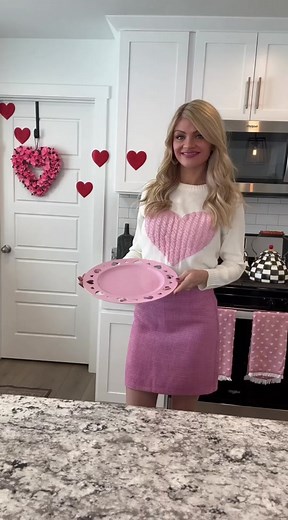 Candy Heart Centerpiece 💖 Create this arrangement and shop my outfit in my @shop.ltk store - link is in bio! #liketoknowit #ltkhome #ltkunder50 #valentinesdecor #valentinesdiy #centerpiecesideas #diyhomedecor