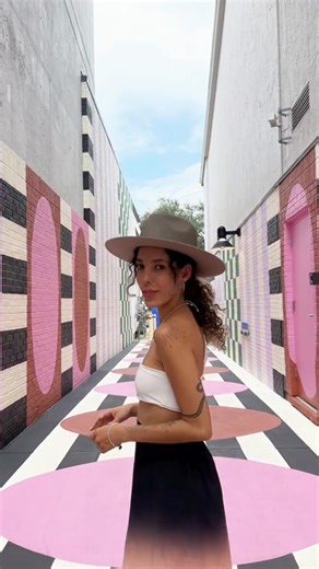 ¡A solo una hora de Orlando, Tampa te espera! 🌴✨ Pasea por Hyde Park, disfruta del arte en el Tampa Museum of Art y atrévete con un tour de fantasmas 👻💀 ¡Aventura, buena vibra y un poquito de miedo en un solo día! 🎨🚶‍♀️💫 🎥 : https://www.instagram.com/escapadas.co/ | VISIT FLORIDA