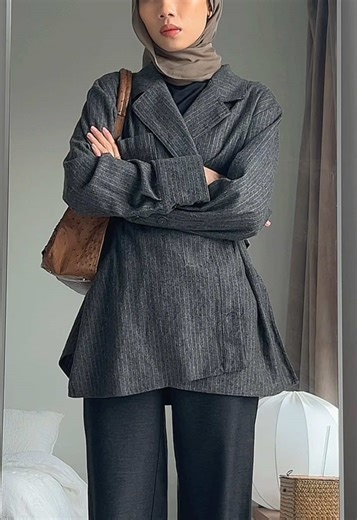 in my gray is the new black era! we are entering the second half of the month and honestly not ready for 2024 to end yet!!! #corporategirlies #outfitinspo #hijabfashion #minimalistoutfits #modestoutfits #officeoutfit #workwearoutfit #hijabfashionstyle #ootd #grwmoutfit #fyppppp