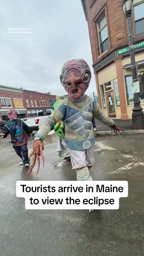 A group of costumed aliens was seen making their way through the streets of Houlton, Maine this weekend ahead of Monday’s eclipse. Many eclipse tourists arrived to northern New England early, making sure they didn’t have to fight last minute traffic. Follow the live blog of the eclipse coverage across New England in the #linkinbio #nbc10boston #maine #eclipse #totaleclipse #news #video #alien #costume #video #fyp