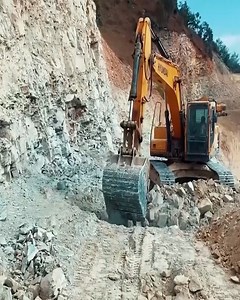 Massive Machines in Action!!! See How This Excavator Eats Rock and Spits Gravel _ Trackhoe | Ideas Hermosa