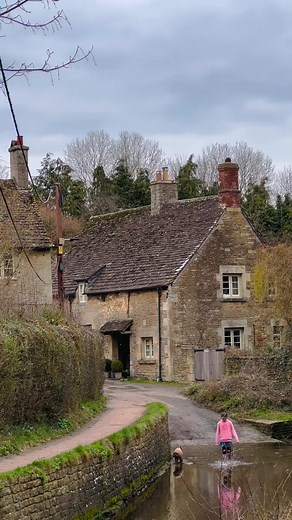 One of the most well preserved and unspoilt medieval villages in England.🤎 Follow Huyen for more 👇 🎞️ huyenjamin_hailwood Fb: The Beauty of England https://www.instagram.com/huyenjamin____hailwood/ http://www.tiktok.com/@huyenjamin_hailwood 📍Lacock village is in the picturesque county of Wiltshire in the southwest of the UK. #mycountryhome #countryliving #countrylife #countryside #housebeautifuluk #villages #loveengland #mycountryliving #countrycottage #simpleliving #interiorinspiration #lif