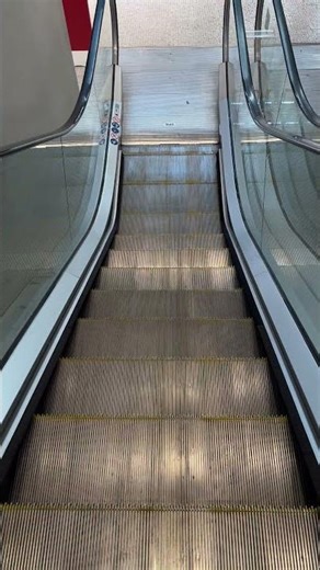 Going Down on an OTIS 506 NCE #escalator #otis