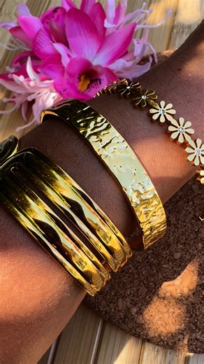 Now what about this stack? #amimono #wriststack #fiji #waterproofgoldjewellery ❤️🌴🐚✨ | Amimono Pacific