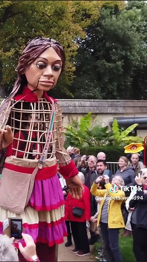 Little Amal Puppet Garden Adventure at Oxford Botanic Garden