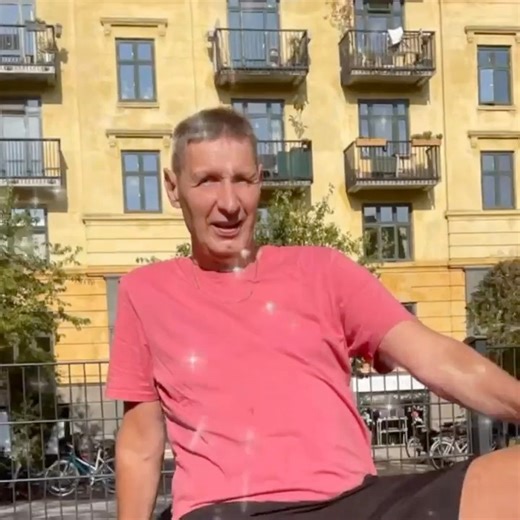 𝐀𝐟𝐬𝐤𝐞𝐝𝐬𝐫𝐞𝐜𝐞𝐩𝐭𝐢𝐨𝐧 - 𝐥𝐨𝐯 𝐦𝐢𝐠 𝐚𝐭 𝐬æ𝐭 𝐞𝐭 𝐤𝐫𝐲𝐝𝐬 𝐨𝐠 𝐝𝐞𝐥𝐭𝐚𝐠 ❤️ Ikke som en slutstreg. Men som et mærke. Et punkt i tiden, hvor noget kalder. For pensionslivet har stået der længe. Tålmodigt. Ventende. Så kom dagen, hvor datoen endelig blev sat. Egentlig skulle det være sket sidste år. Men jeg var ikke klar. Ikke endnu. For hvordan slipper man noget, man stadig hører til i? Så jeg blev et år mere. Et ekstra år med morgener, stemmer, kendte ansigter. Et år, jeg ik