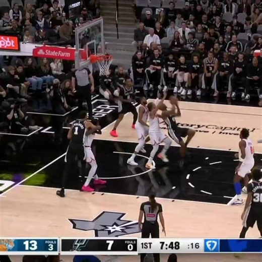 真．後仰跳投😳 Harrion Barnes突破切入，躺在Jalen Brunson身上上籃得手！ Source： https://x.com/BalaPattySZN/status/2006520794805948689 | 「馬刺‧禁區模範生」