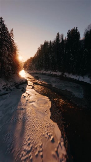 J’avais prévu de sortir une autre vidéo. Mais avec ce qui s’est passé à Crans-Montana, ça ne me semblait tout simplement pas le bon moment. J’ai préféré publier celle-ci : un paysage d’hiver, un vol, un coucher de soleil. Parce que parfois, la beauté et le silence d’un endroit disent plus que mille mots. J’étais sur place au moment de l’incendie dans un appartement, à une centaine de mètres. Je venais de me poser dans mon lit : j’ai entendu la détonation, puis les sirènes. Et déjà rien que ça… l