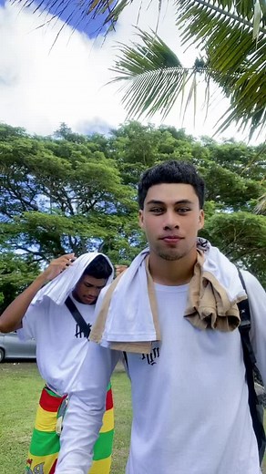 Exploring Hawaii's Natural Beauty with Friends