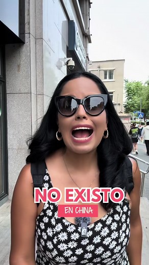 ¡No existo en China! 🇨🇳 Pero afortunadamente traía ya instalada mi eSim de @holafly_es que incluye ya VPN para poder seguir navegando de manera habitual, porque por si no lo sabías en China hay muchos sitios web prohibidos como Instagram o Google. Lo mejor es que tengo el código de descuento MUNDUKOS. Por cierto, si no sabes qué es una VPN o red privada virtual básicamente esto crea una conexión de red privada entre dispositivos a través de Internet. Las VPN se utilizan para transmitir datos d