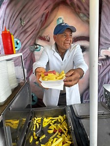 2.1M views · 105K reactions | Nunca pensé que comprando SALCHIPAPAS iba a conmoverme tanto ❤️‍啕… | Loco Living | Facebook