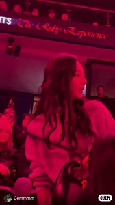 The moment ppl greet her she immediately greet back and bow politely. Just how warm and kind she can be 🥺 | Kim Kim