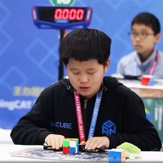 WORLD RECORD: A young speedcuber from China solved a 2x2 Rubik’s Cube in an unbelievable 0.39 seconds, setting a new fastest time ever recorded.