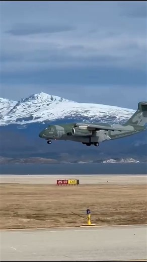 236K views · 5.7K reactions | Embraer C-390 Millennium perteneciente a la Fuerza Aérea Brasileña observado aterrizando en el Aeropuerto Internacional de Ushuaia. Fuente: https://www.instagram.com/ushuaiaspotters | Fuerzas de Defensa Argentinas | Facebook