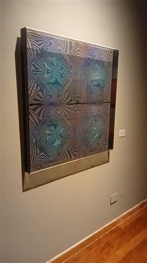 Lo más loco de este artista es que es daltónico. O sea, tiene dificultad para diferenciar colores. No obstante, trabaja con mezclas cromáticas impactantes y con el movimiento. La muestra se llama “La piel del color” y es de Cristian Mac Entyre. Puede verse en el Palacio Libertad. Hay pinturas, cajas activadas por motores y estructuras que cambian su imagen a medida que los visitantes se desplazan frente a ellas. Cristian Mac Entyre nació en Buenos Aires en 1967. Es músico y estudió diseño gráfic